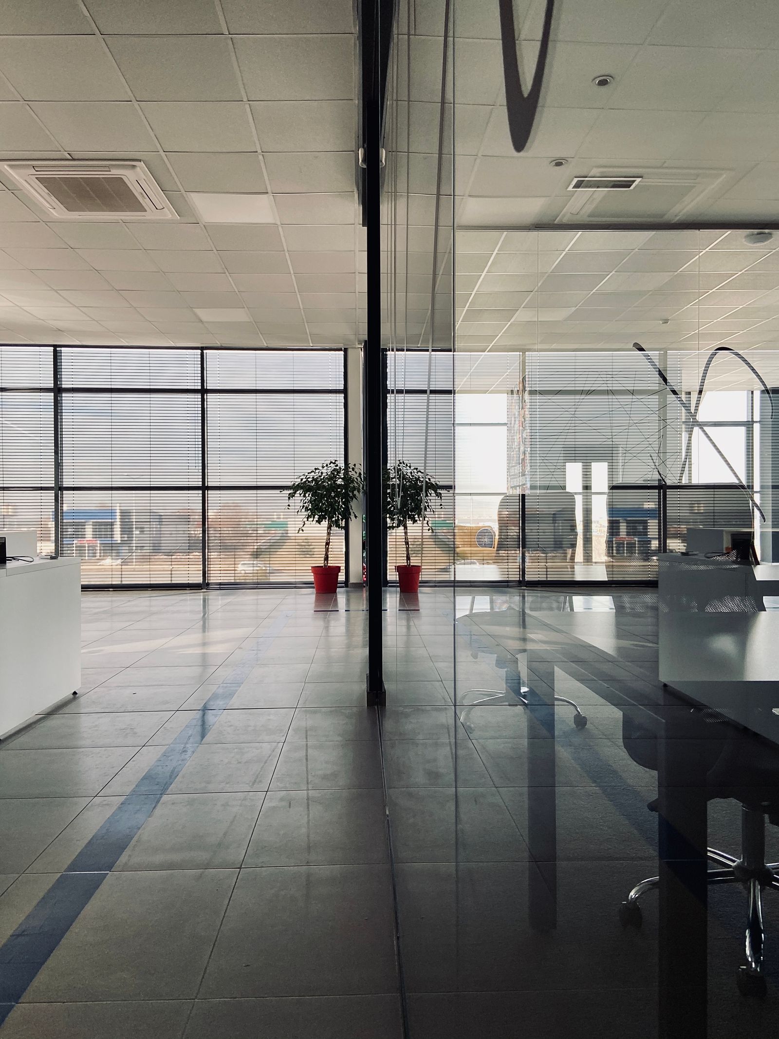 Helles, modernes Büro mit klarer Architektur